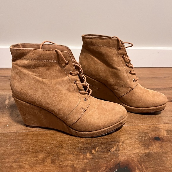 Forever 21 boots. Great condition. Size 10 - Picture 1 of 4